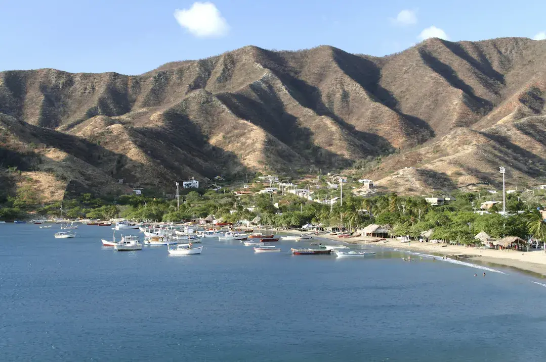 Atardecer en la bahía de Taganga, Santa Marta, con barcos de pescadores