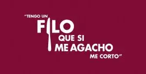 Frase 'Tengo un filo que si me agacho me corto' en fondo vino tinto, utilizada para expresar un hambre intensa.