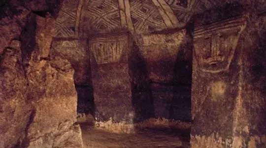 fotografía ubicada en Tierra dentro en donde se ve arte rupestre dentro de una cueva con arena en el piso, cultura indígena en Colombia