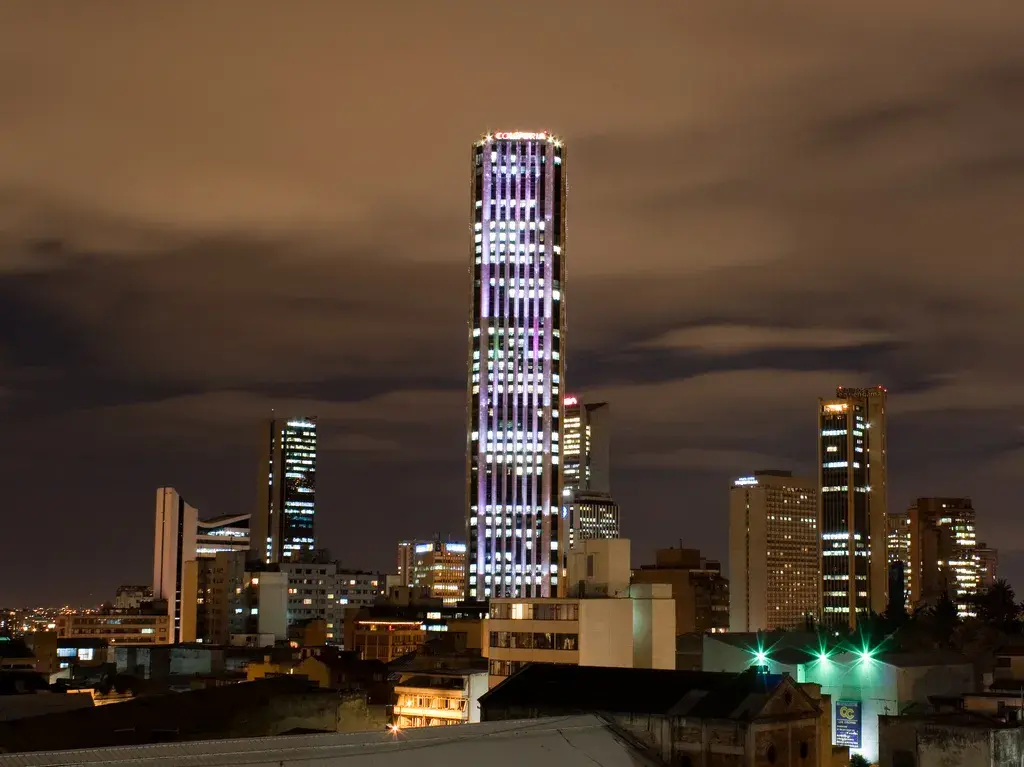 Torre Colpatria iluminada durante la noche en Bogotá