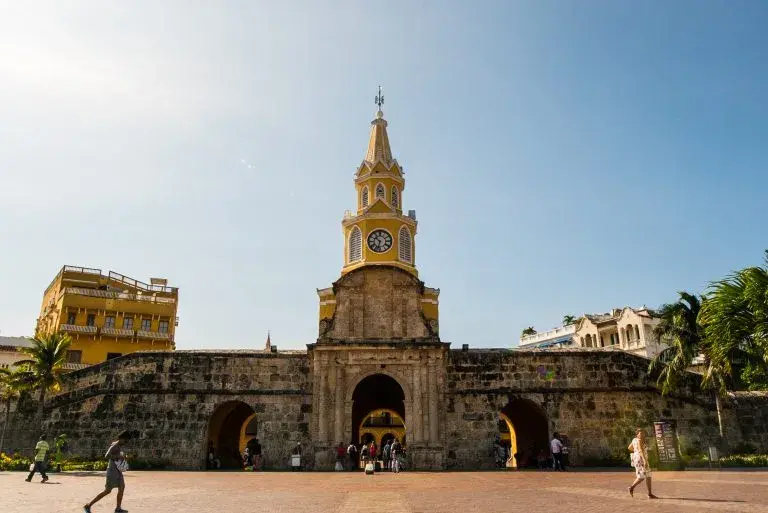 fotografia de la torre del reloj en Cartagena Colombia ubicada en la ciudad amurallada, día de la raza