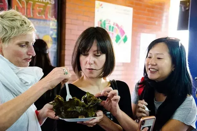 Turistas prueban tamal colombiano en feria gastronómica