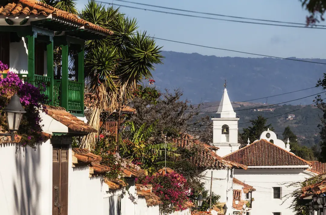 Tejados de Villa de Leyva con una iglesia blanca al fondo.