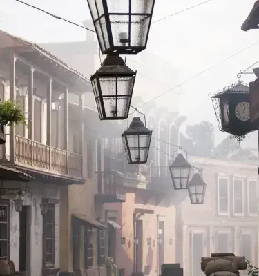 Calle antigua con balcones de madera y faroles colgantes. Calle antigua con balcones de madera y faroles colgantes.