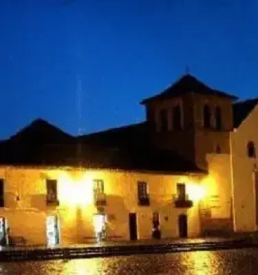 Vista nocturna de la plaza principal iluminada en un pueblo colonial de Colombia Vista nocturna de la plaza principal iluminada en un pueblo colonial de Colombia