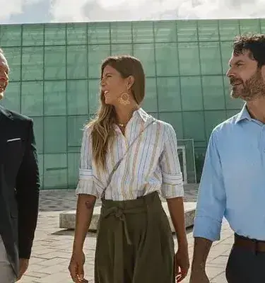 Profesionales colombianos conversando frente a edificio moderno Profesionales colombianos conversando frente a edificio moderno