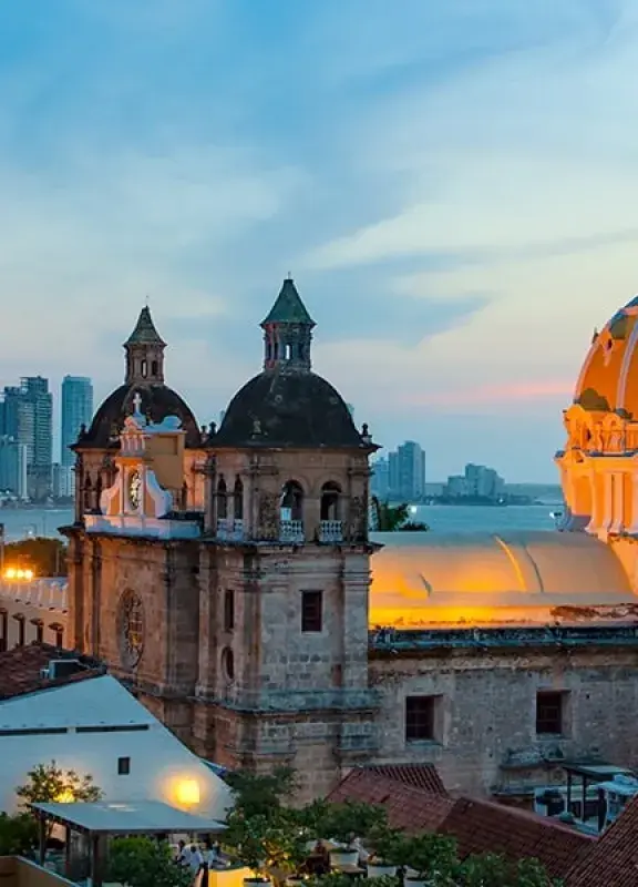 Lugares imperdibles de Colombia que aparecen en la película “ENCANTO”|Río de los 7 Colores o Río Caño Cristales en La Macarena, Meta, Colombia|Valle del Cocora localizado en la cordillera central colombiana en el departamento de Quindío|Plaza central del pueblo Villa de Leyva ubicado en Boyacá, Colombia|Cartagena|Barichara, pueblo de arquitectura colonial ubicado en Santander, Colombia|Río Amazonas, el río más largo y caudaloso del mundo castillo
