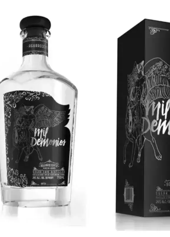 Botella y caja de aguardiente colombiano "Mil Demonios". Botella y caja de aguardiente colombiano "Mil Demonios".