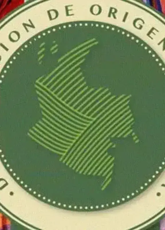 Mujer indígena tejiendo artesanías coloridas. Mujer indígena tejiendo artesanías coloridas.