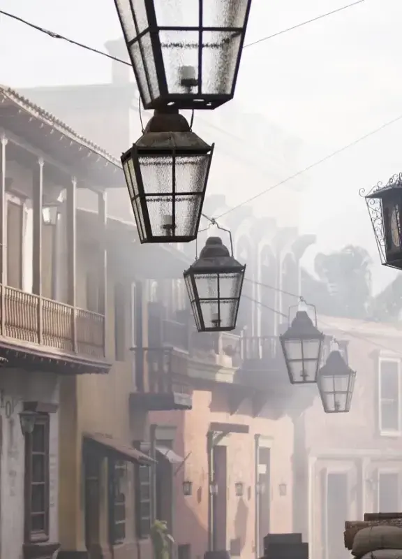 Calle antigua con balcones de madera y faroles colgantes. Calle antigua con balcones de madera y faroles colgantes.