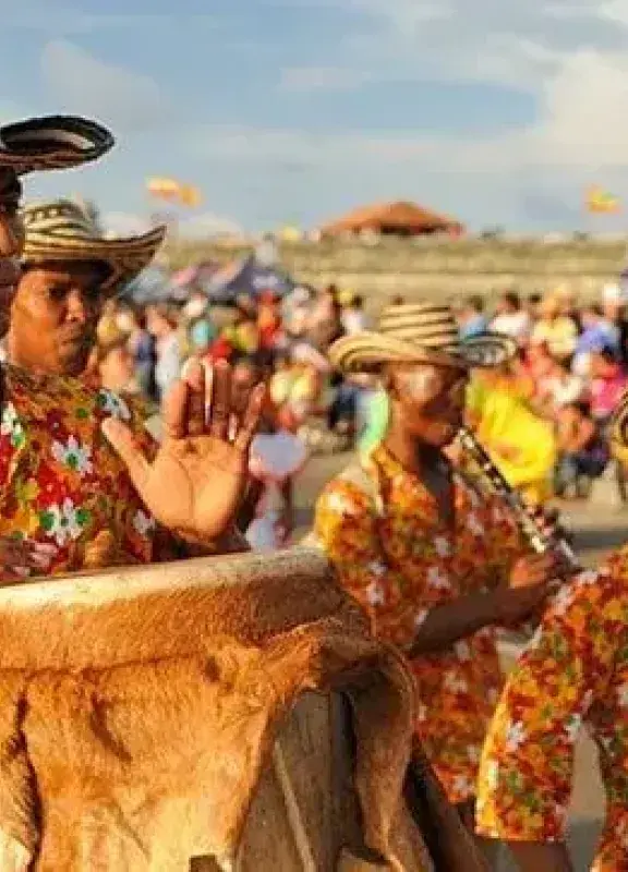 Grupo de músicos afrocolombianos tocando tambores en desfile tradicional Grupo de músicos afrocolombianos tocando tambores en desfile tradicional
