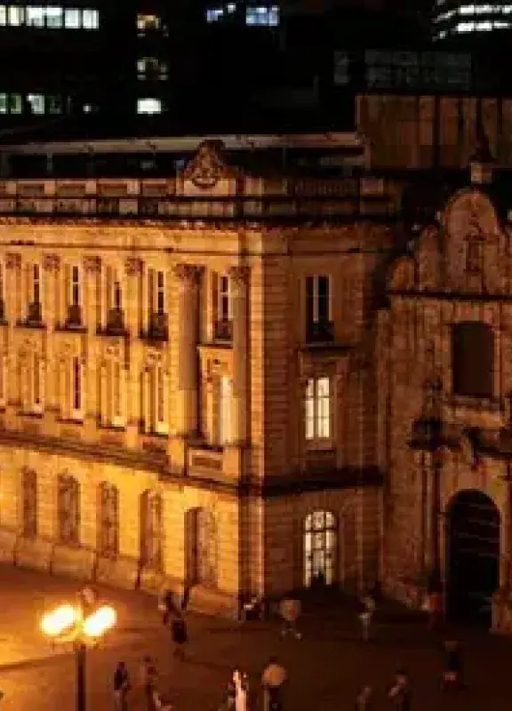 Vista nocturna de edificio colonial iluminado en Bogotá Vista nocturna de edificio colonial iluminado en Bogotá