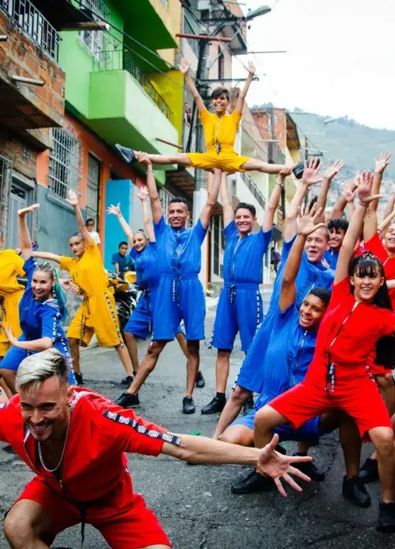 Grupo de jóvenes bailando en una calle de Medellín. Grupo de jóvenes bailando en una calle de Medellín.