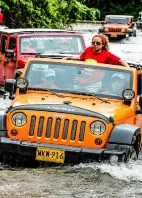 Caravana de jeeps cruzando un río en Colombia Caravana de jeeps cruzando un río en Colombia