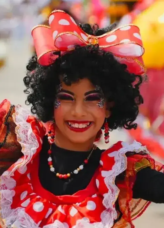 Mujer sonriente disfrazada en el Carnaval de Barranquilla. Mujer sonriente disfrazada en el Carnaval de Barranquilla.