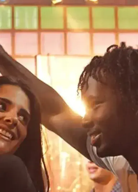 Pareja feliz bailando en un ambiente festivo con luz cálida Pareja feliz bailando en un ambiente festivo con luz cálida