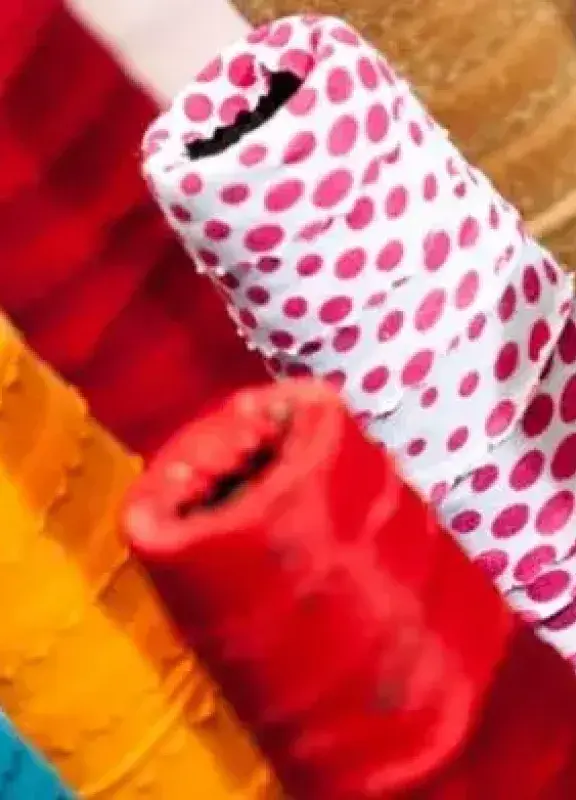 Rollos de tela de colores y estampados usados en la industria de la moda Rollos de tela de colores y estampados usados en la industria de la moda
