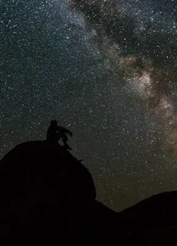 Silueta de persona observando la Vía Láctea en la noche. ¡Espectacular vista del cielo nocturno! Silueta de persona observando la Vía Láctea en la noche. ¡Espectacular vista del cielo nocturno!