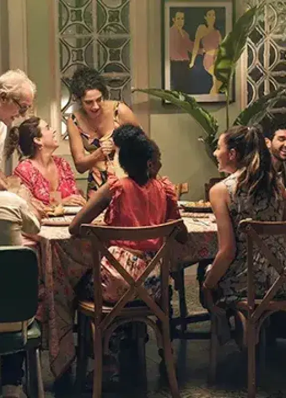 Familia colombiana compartiendo una comida en casa. ¡Qué linda escena familiar! Familia colombiana compartiendo una comida en casa. ¡Qué linda escena familiar!