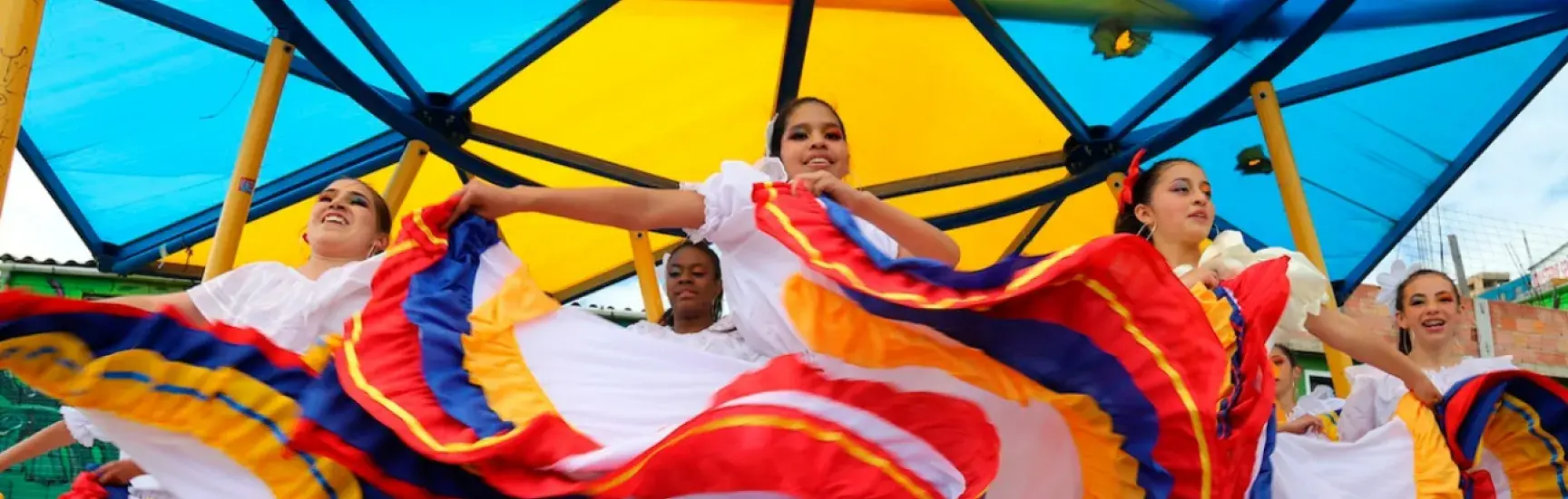 mujeres bailando con traje tradicional