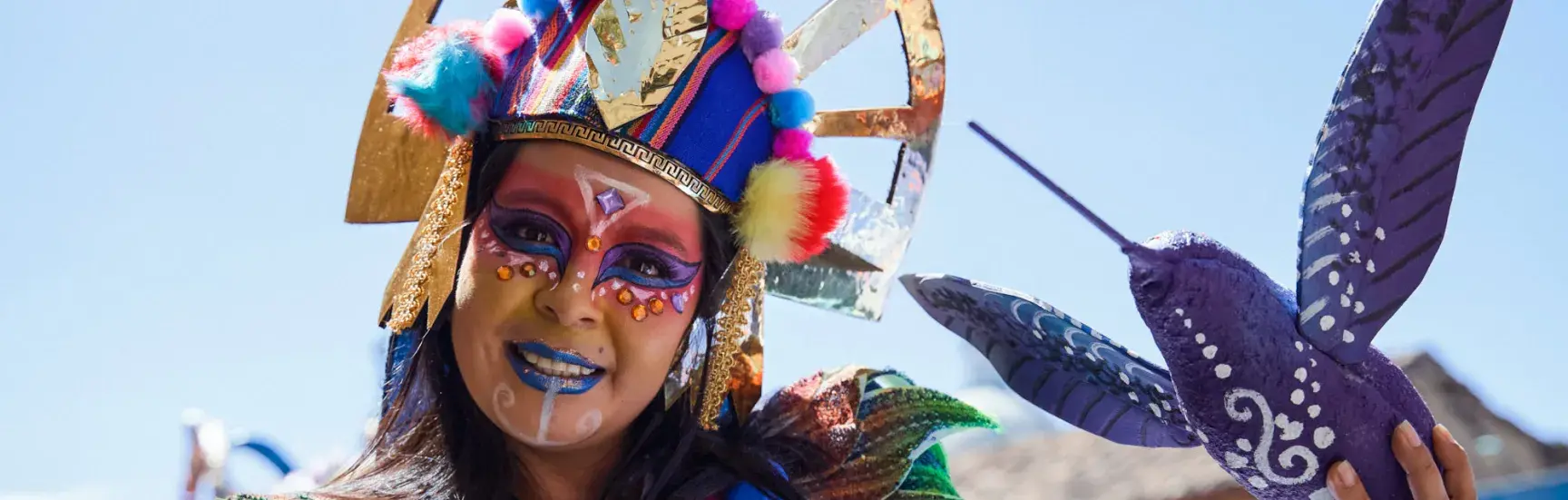 mujer en festival disfrazada