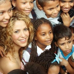 Shakira con niños de su Fundación Pies Descalzos