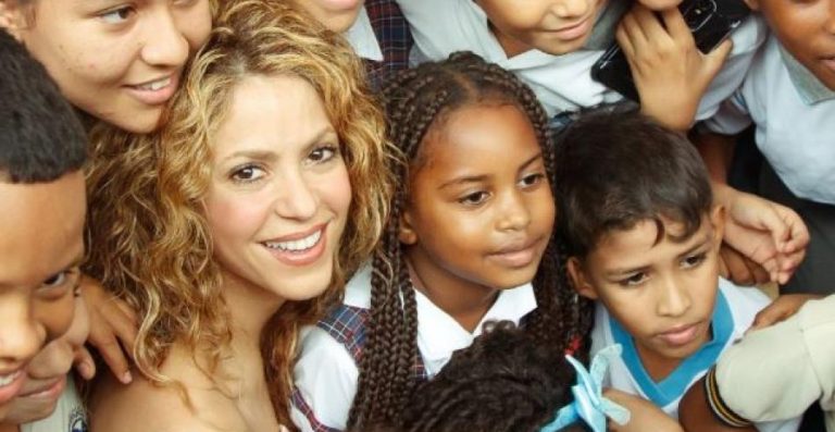 Shakira con niños de su Fundación Pies Descalzos