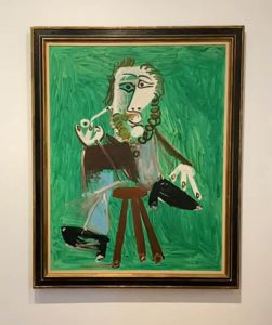 Hombre sentado con pipa, de Pablo Picasso, junto a El disco rojo persiguiendo a la alondra, de Joan Miró. Video de archivo.