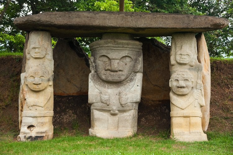 Antiguas estatuas precolombinas en San Agustín, Colombia.