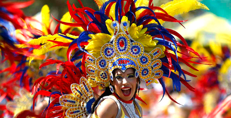 mujer en carnaval de barranquilla con atuendo color amarillo, azul y rojo, carnavales en colombia, cultura colombiana, carnavales en colombia