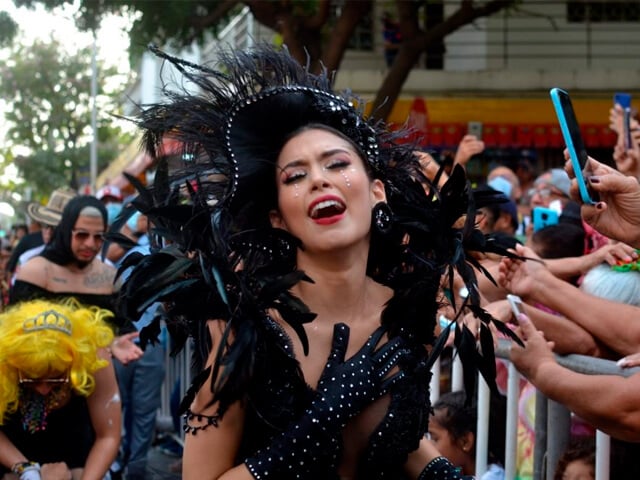 Viudas lamentándose por la partida de Joselito Carnaval en su funeral. Foto cortesía de carnavaldebarranquilla.org