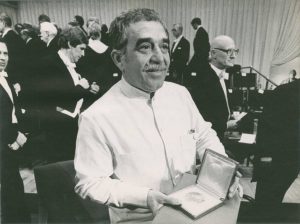 Gabriel García Márquez recibiendo el nobel de literatura