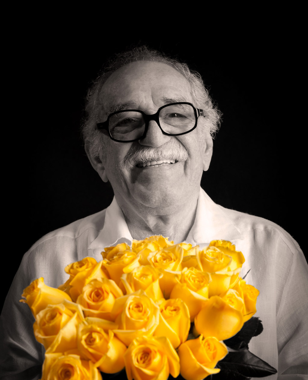 fotografía en blanco y negro de Gabriel Garcia Marquez con flores amarillas en las manos y fondo negro, escritores colombianos 