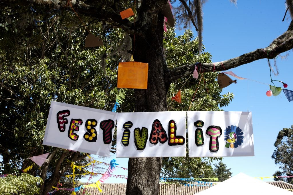 cartel de festivalito colgado en un arbol de villa de leyva, Festival de Cine de villa de leyva