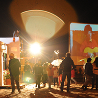 Festival de Cine de villa de leyva, personas en el festival de cine de villa de leyva, cine y cortometrajes a la luz de la noche