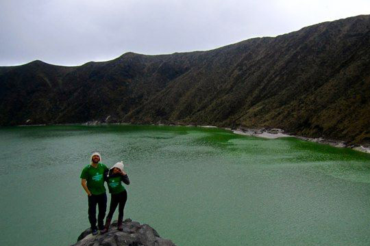 Fotografia de Travis Crockett y una mujer encima de una piedra ubicada en un lago, turismo por colombia, extranjeros colombia 