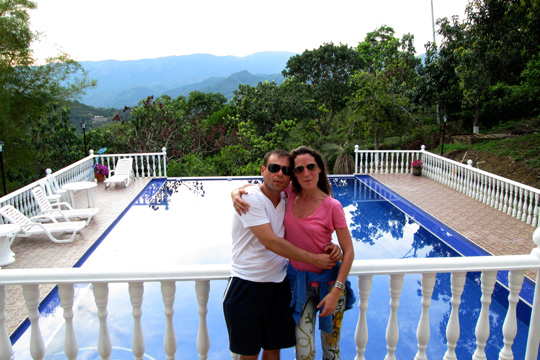 Marie Lesaffre con Jorge Rojas frente a una piscina en anapoima, Cundinamarca. turismo por colombia, extranjeros colombia 
