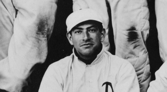 Fotografía en blanco y negro de Luis Castro, beisbolistas colombianos, béisbol colombiano, historia del béisbol, Luis Castro