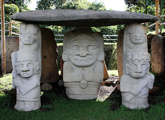Fotografía de estatuas en San Agustín ubicadas en el Huila, Cultura indígena en Colombia