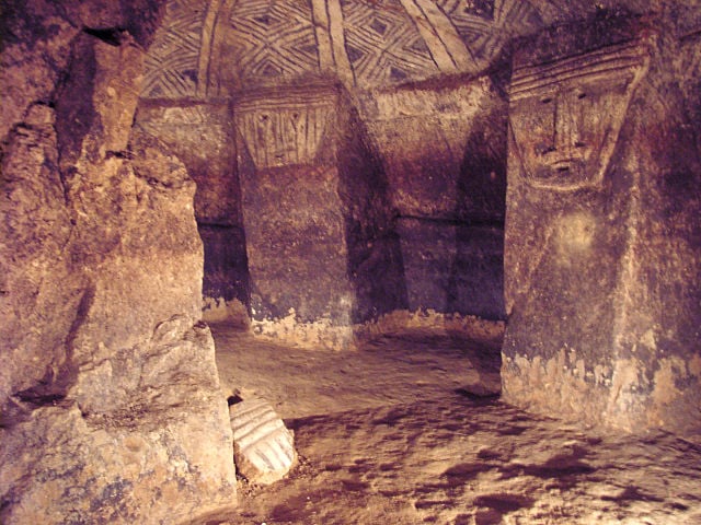 fotografía ubicada en Tierra dentro en donde se ve arte rupestre dentro de una cueva con arena en el piso, cultura indígena en Colombia
