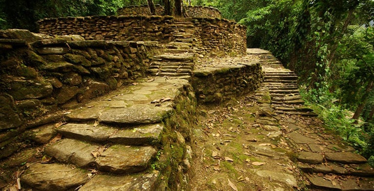 fotografía de sendero ecologico con piedras y escalones para poder caminar Culturas indígenas, cultura indígena en Colombia