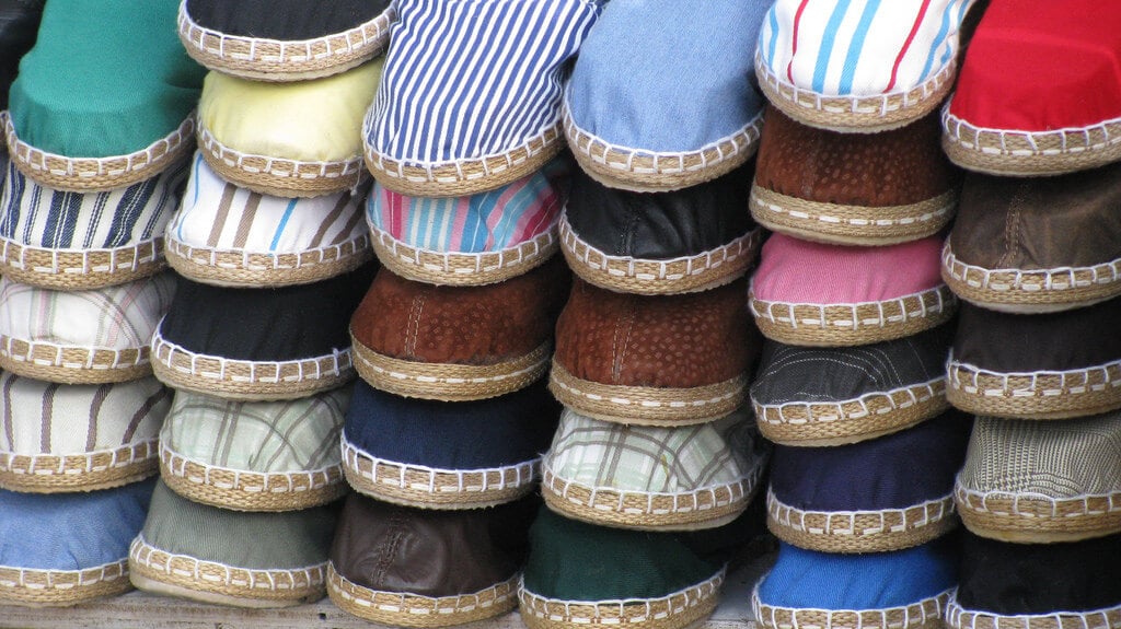 fotografía de varias alpargatas de colores unas sobre otras, prendas tradicionales colombianas, ropa colombiana, zapatos 