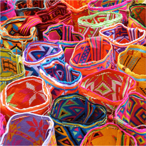 fotografía de varias mochilas wayuu de colores exóticos,prendas tradicionales colombianas, ropa colombiana