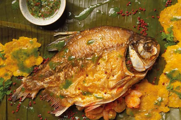 Gamitana rellena de arroz, verduras, cerdo y camarón, uno de los platos fuertes de la Amazonía-Orinoquía Colombiana