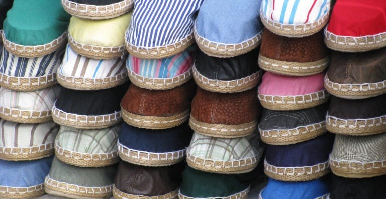 fotografía de varias Alpargatas de distintos colores, prendas tradicionales colombianas, ropa colombiana