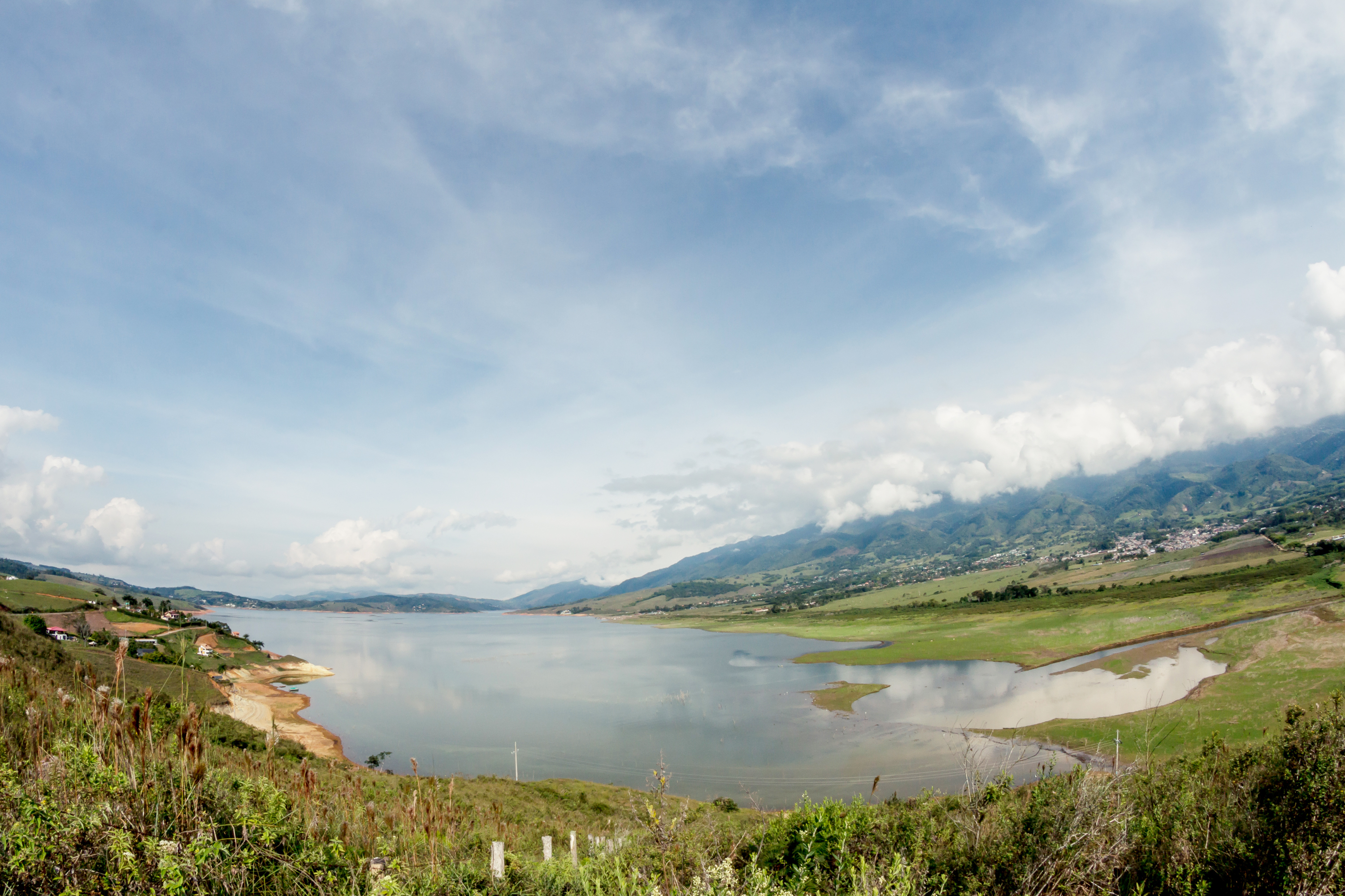 Lago Calima en Valle del Cauca Colombia, el país más acogedor del mundo