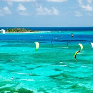 Competición internacional de Kitesurf en San Andrés. Al fondo se alcanza a ver la isla de Johny Cay.