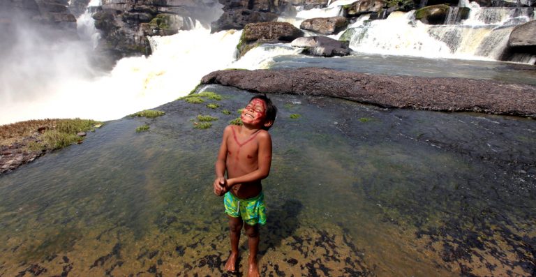 niño indigena colombiano, felicidad, Colombia el pais mas acogedor del mundo