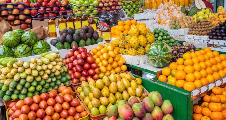 Frutas y alimentos en una plaza de mercado de Colombia