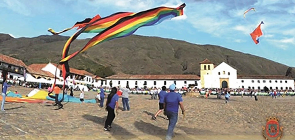 Festival de las cometas en villa de leyva colombia, plaza principal villa de leyva